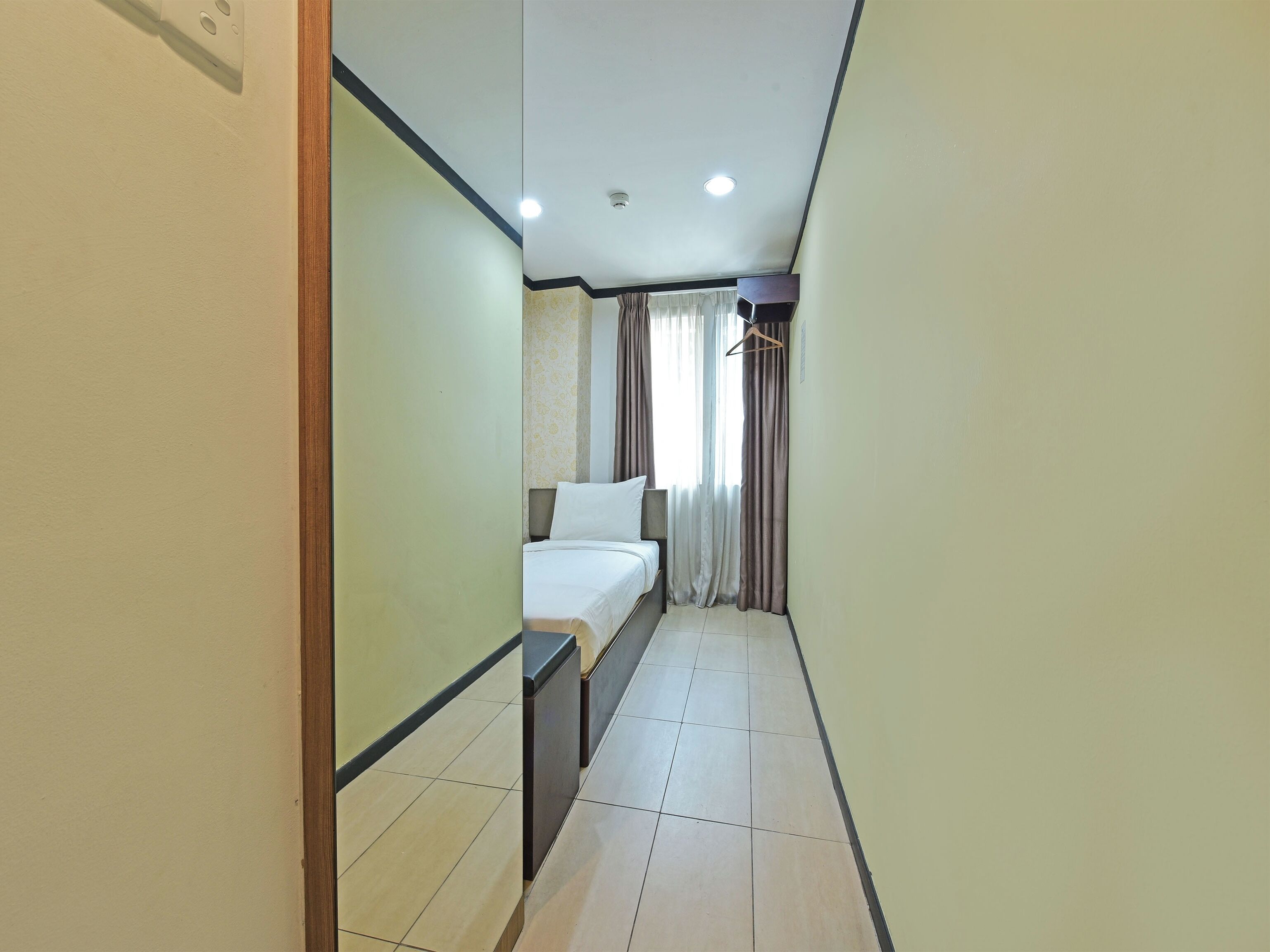 standard single room | desk, laptop workspace, free wifi, bed sheets