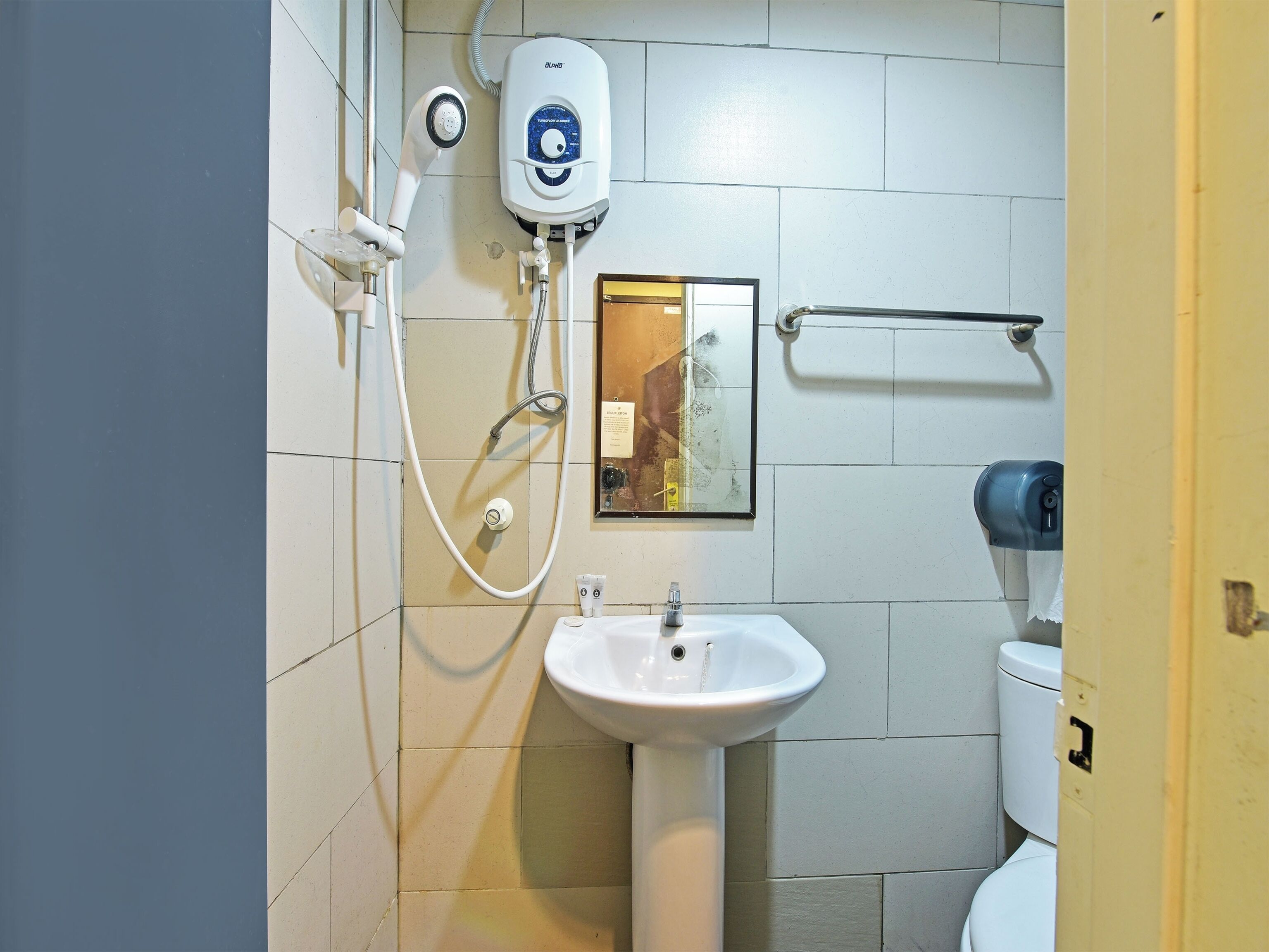 standard single room | bathroom | shower, free toiletries, towels