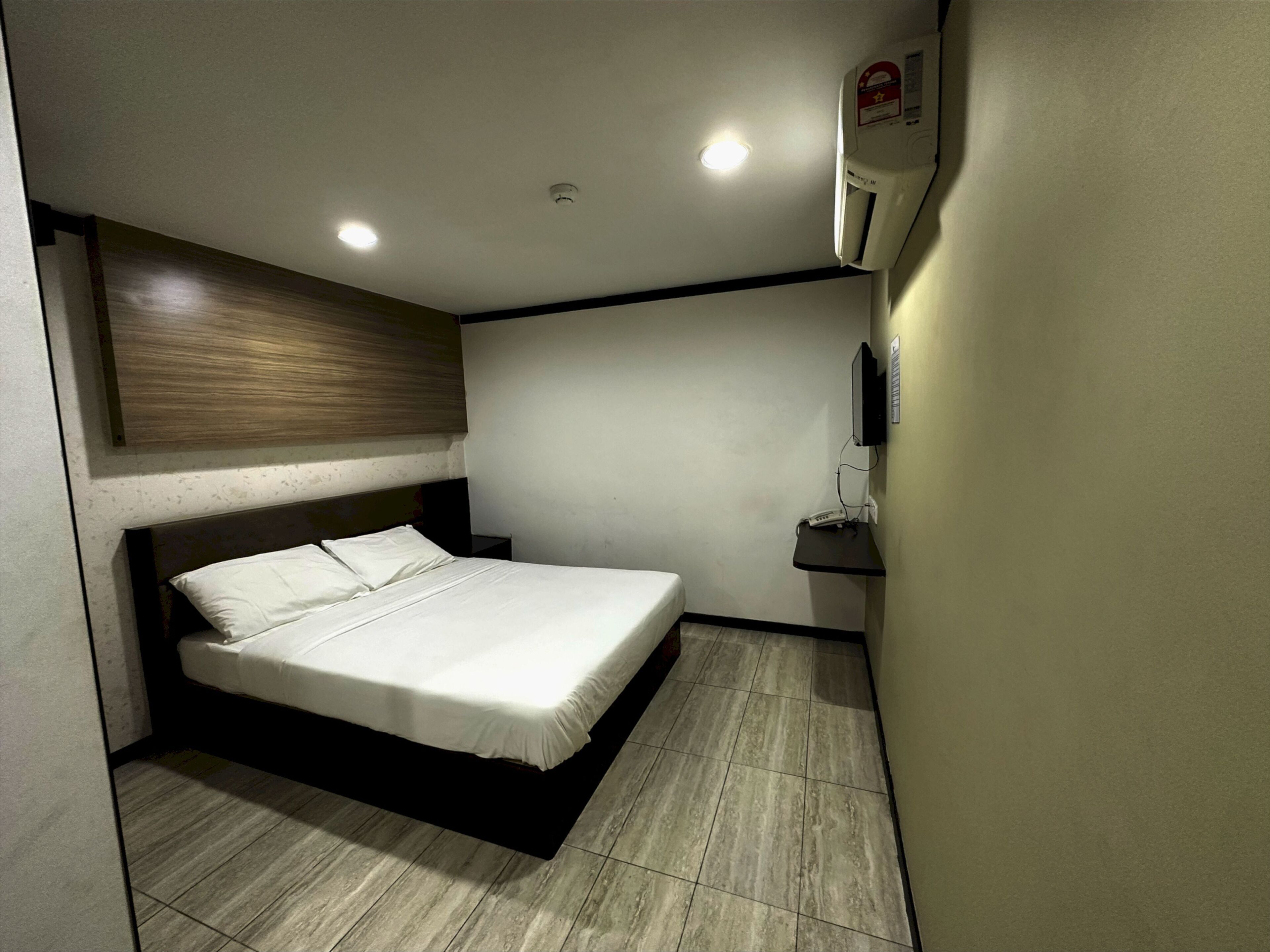 standard double room | desk, laptop workspace, free wifi, bed sheets