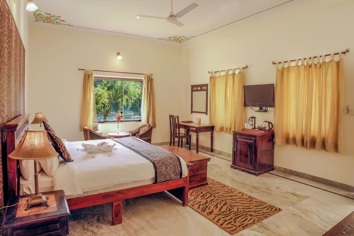 Superior Room, 1 Katil Kelamin (Double), Garden View | 1 bilik tidur, peralatan tempat tidur premium, peti besi dalam bilik