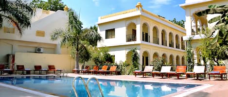 Una piscina al aire libre