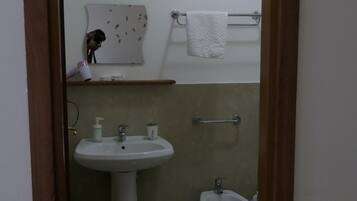 Dusche, Regendusche, kostenlose Toilettenartikel, Haartrockner