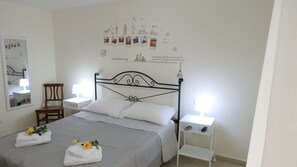 Comfort Double or Twin Room (Posillipo) | Frette Italian sheets, premium bedding, individually furnished, desk - B&B Dimora Cirillo (Naples)