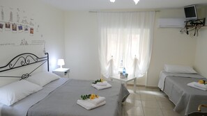 Comfort Double or Twin Room (Posillipo) | Frette Italian sheets, premium bedding, individually furnished, desk - B&B Dimora Cirillo (Naples)
