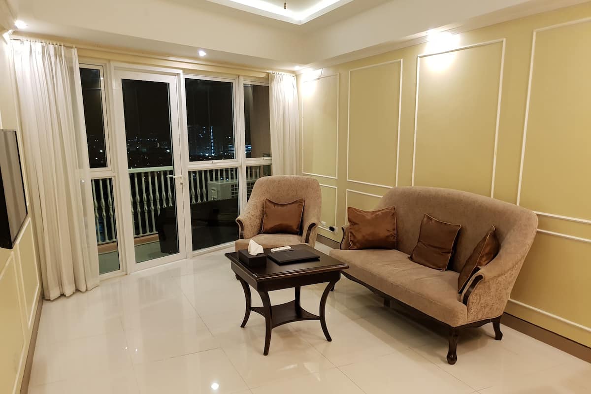 Family Apartment, 2 Bedrooms, Non Smoking, Canal View | Living area | 40-inch LED TV with cable channels, TV