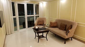 Departamento familiar, 2 habitaciones, para no fumadores, vista al canal | Área de sala de estar | Televisión LED de 40 pulgadas con canales por cable y televisión