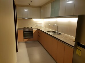 Family Apartment, 2 Bedrooms, Non Smoking, Canal View | Dapur peribadi | Peti sejuk, pembancuh kopi/teh, cerek elektrik 