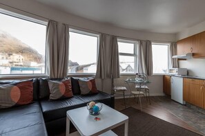 Tabla de planchar con plancha, wifi gratis y ropa de cama 