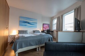 Tabla de planchar con plancha, wifi gratis y ropa de cama 