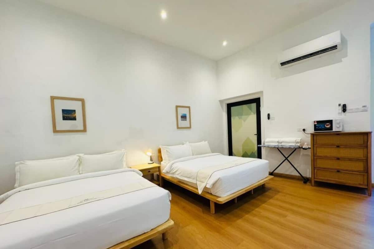 Tabla de planchar con plancha, wifi gratis y ropa de cama