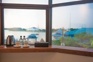 华丽双人房, 1 张大床, 无烟房, 城  市景观 (Tatami with Window) | 熨斗/熨板、免费 WiFi、床单