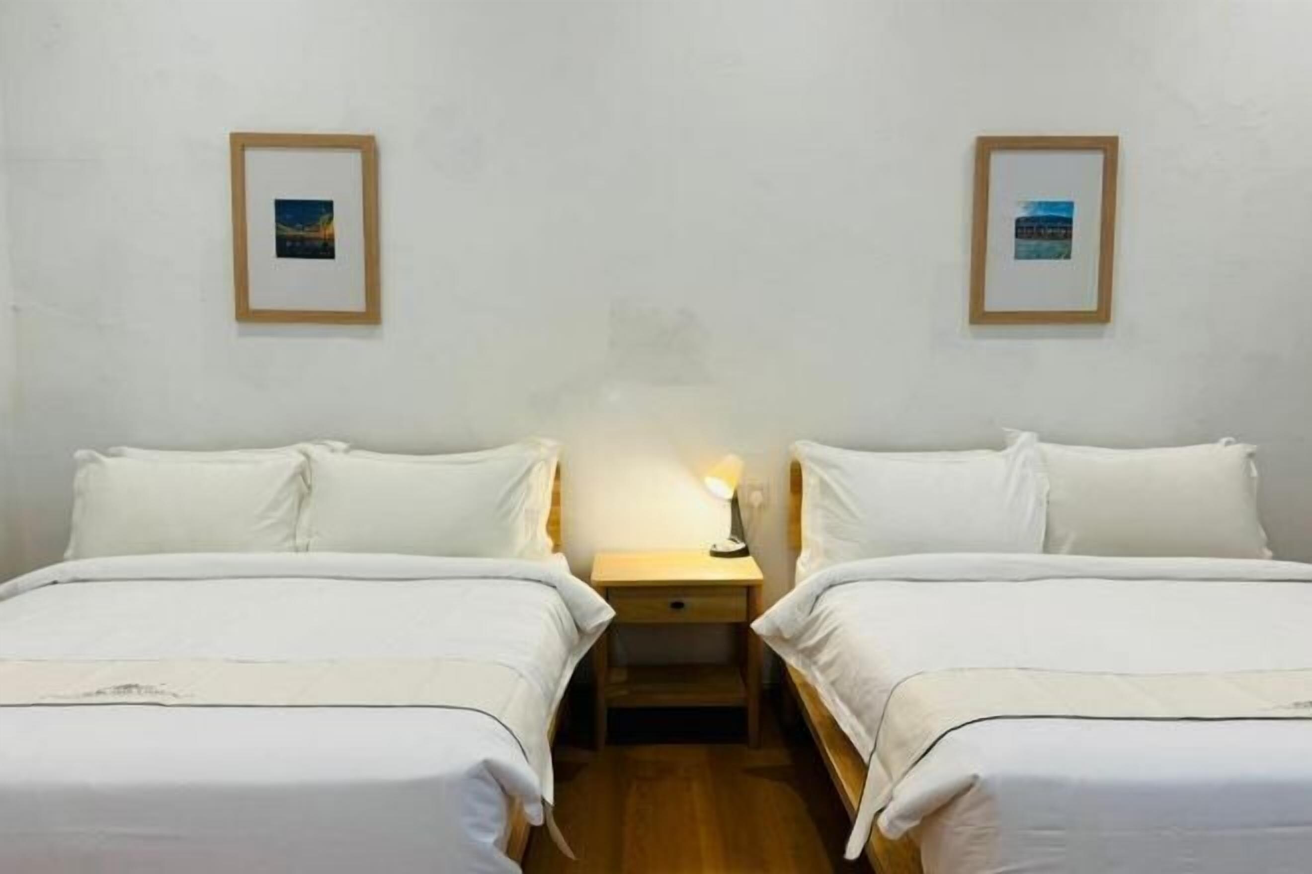 Een strijkplank/strijkijzer, gratis wifi, beddengoed