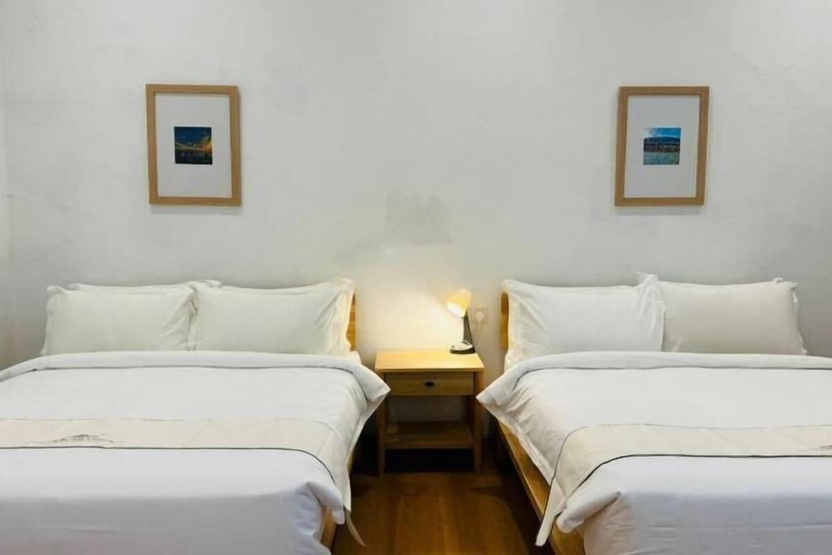 Planxa i posts de planxar, wifi gratuïta i roba de llit