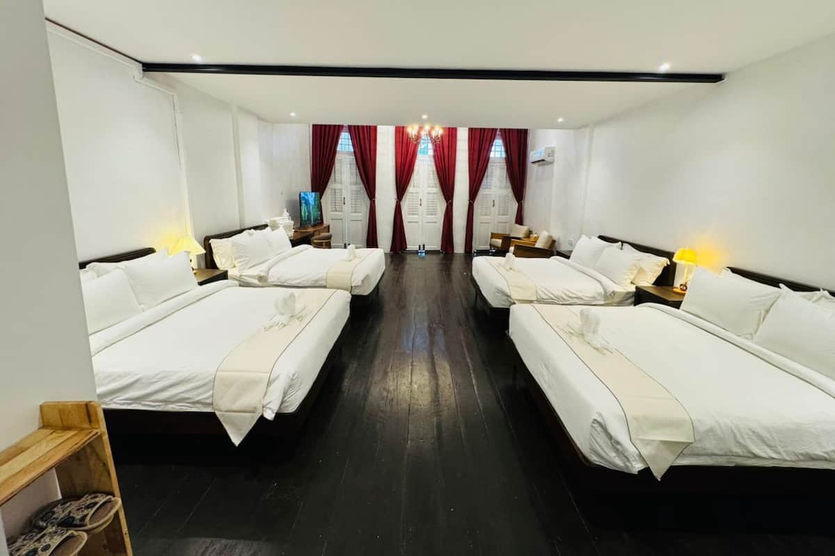 Suite, Balcony, City View | Iron/ironing board, free WiFi, bed sheets