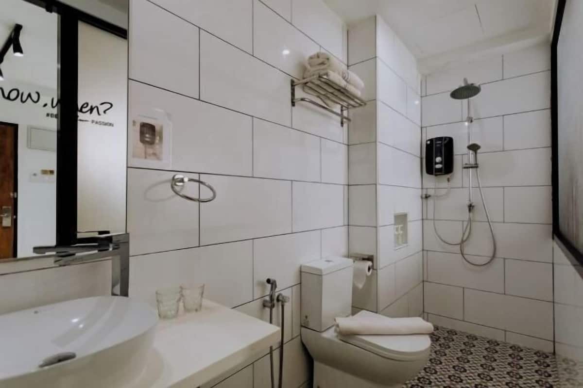 Brusehoved med spredningseffekt, hårtørrer, bidet, håndklæder