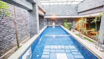 室內游泳池