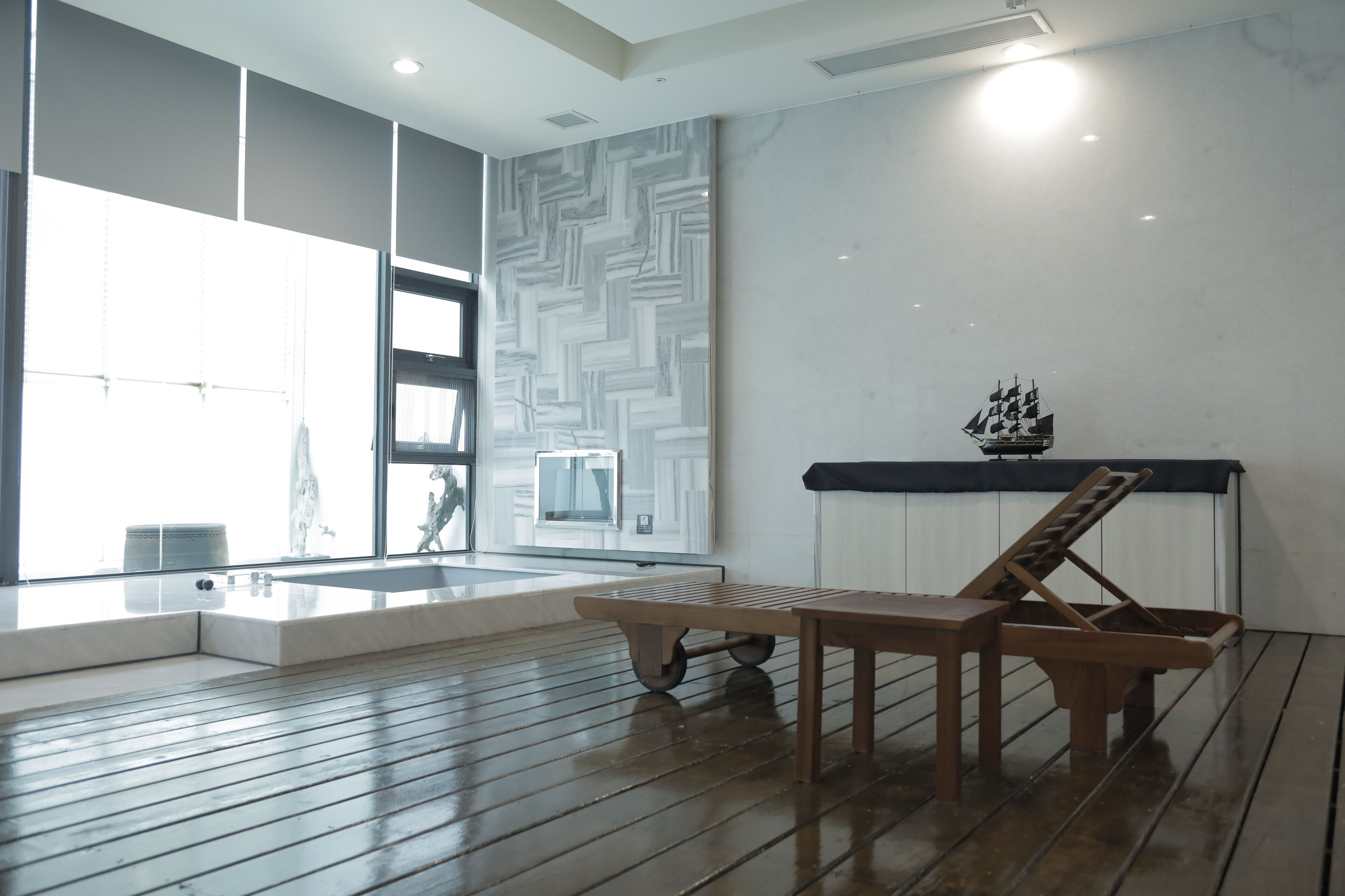 double room | bathroom | separate bathtub and shower, rainfall showerhead, free toiletries