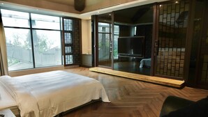 A bedroom with a large bed, sliding glass doors to a balcony, and a TV. - OHYA Chain Boutique Motel-Taoyuan  (Taoyuan City)