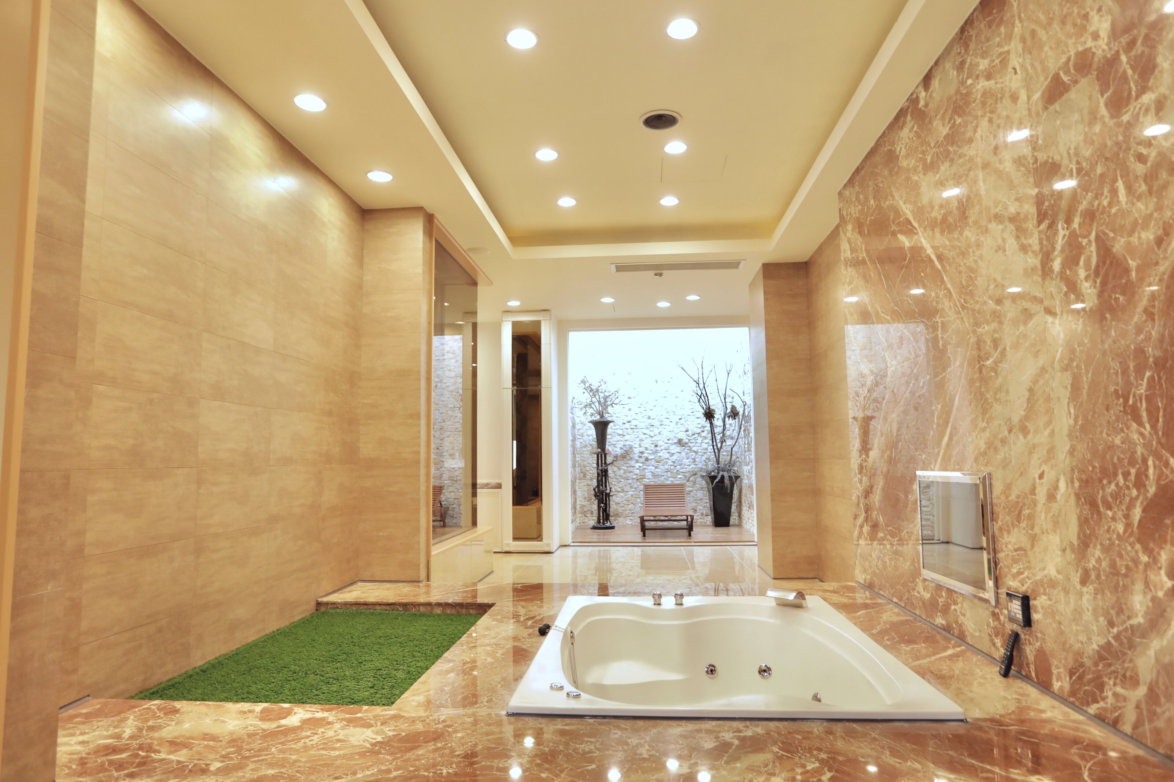 separate bathtub and shower, rainfall showerhead, free toiletries