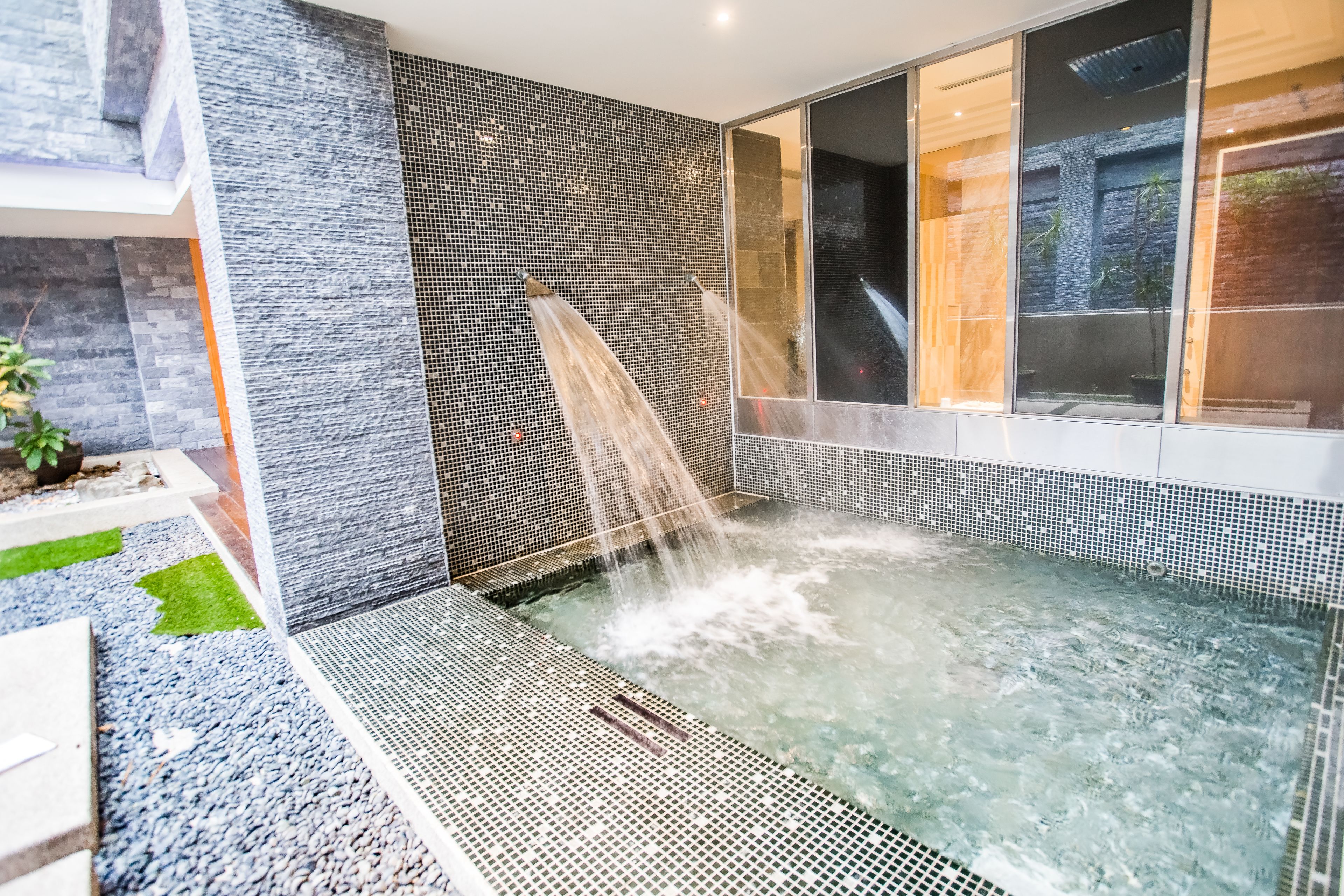 presidential double room | bathroom | separate bathtub and shower, rainfall showerhead, free toiletries