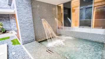 Phòng đôi Presidential | Phòng tắm | Bồn tắm và buồng tắm vòi sen riêng, vòi sen phun mưa