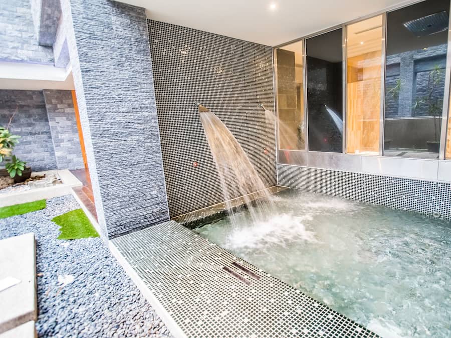 Bañera y ducha independientes, cabezal de ducha tipo lluvia