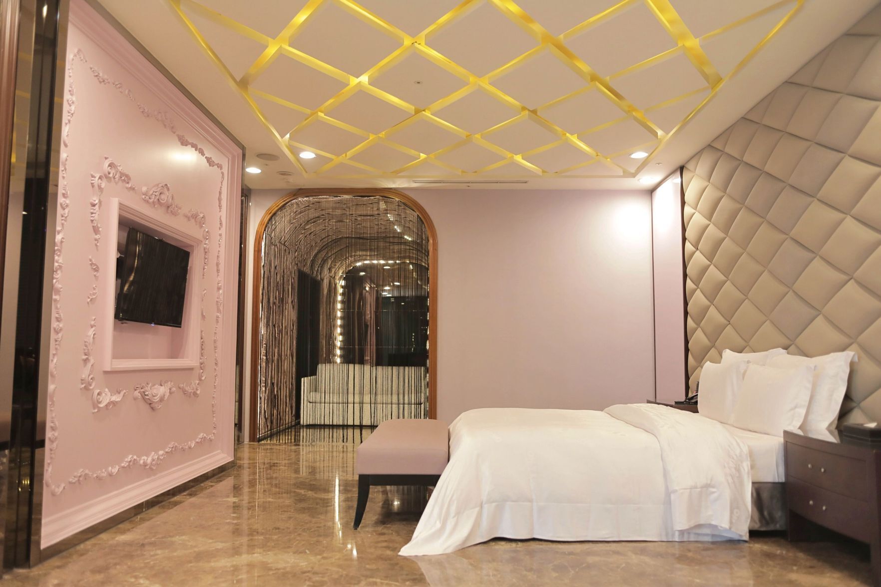 Down comforters, minibar, individually decorated, individually furnished