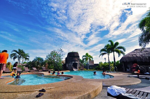 Hồ bơi ngoài trời