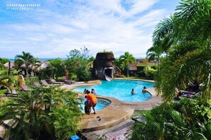 Hồ bơi ngoài trời