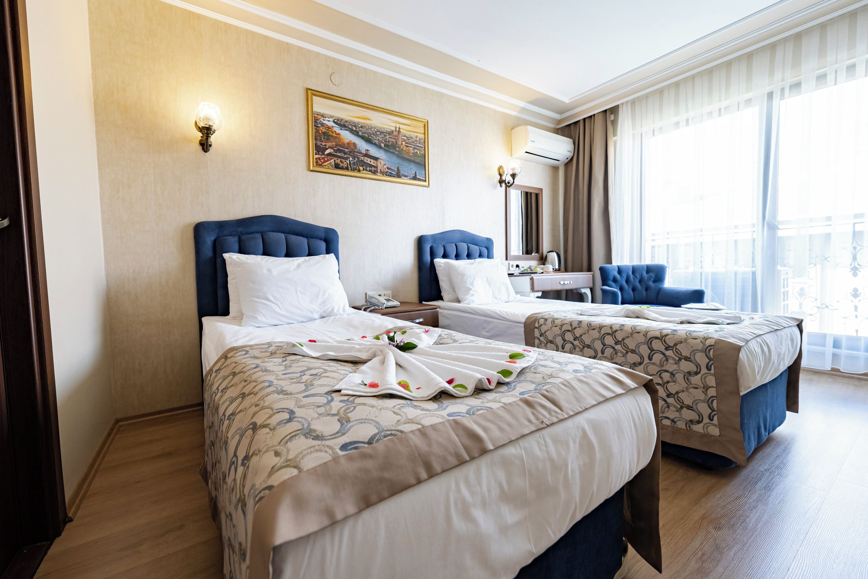 standard twin room, city view | egyptian cotton sheets, premium bedding, in-room safe, desk