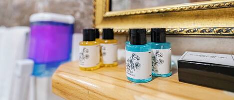 Une étagère avec différentes bouteilles de parfum et une boîte noire.