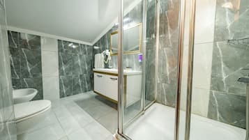 Phòng dành cho gia đình, quang cảnh thành phố | Phòng tắm | Buồng tắm vòi sen, vòi sen phun mưa, đồ dùng nhà tắm miễn phí