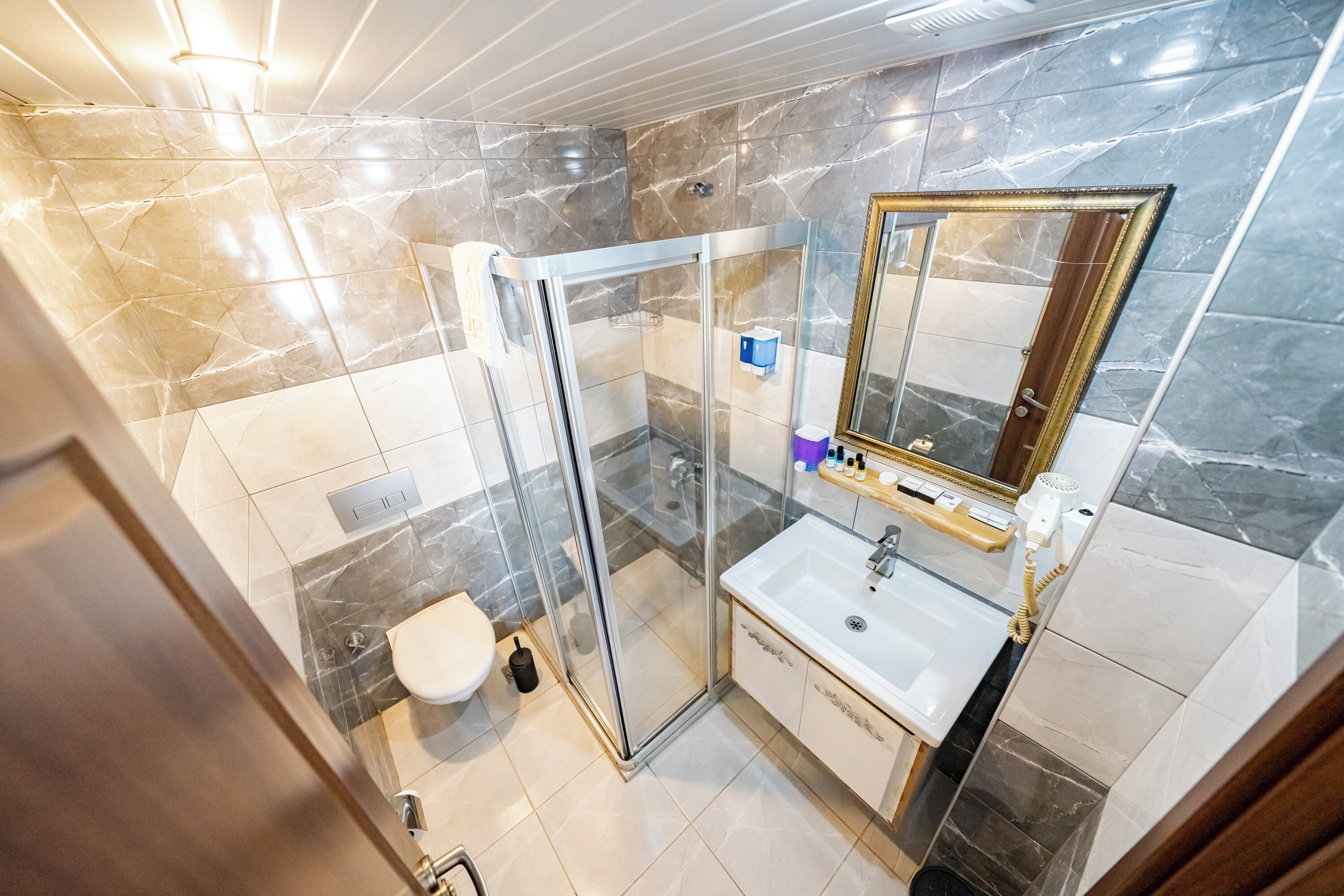 shower, rainfall showerhead, free toiletries, hair dryer