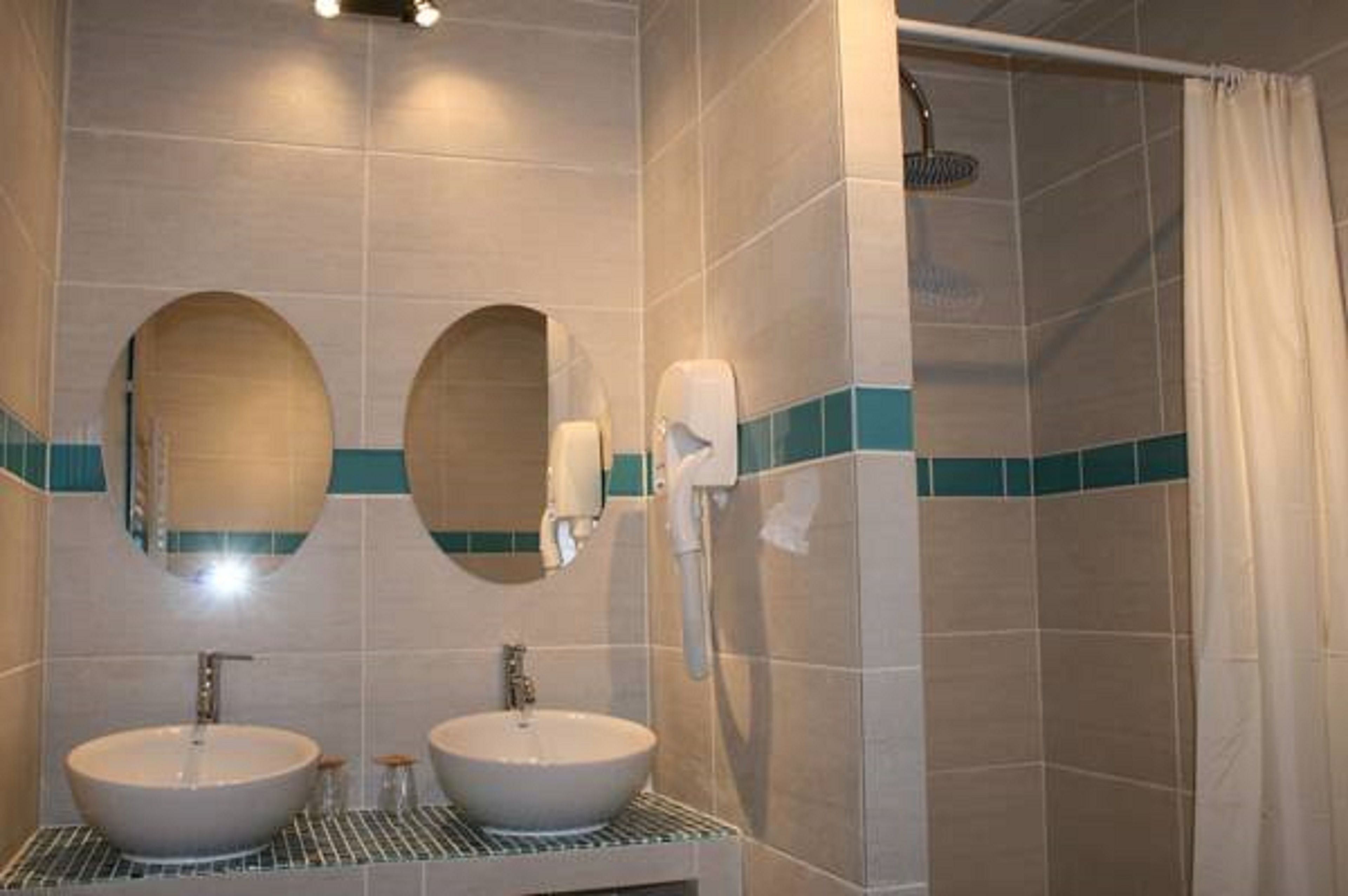 Shower, free toiletries, towels