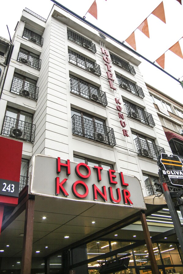 Un edificio de hotel con balcones y un cartel que dice "HOTEL KONUR".