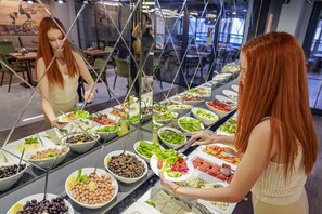 Un buffet proposant une variété de plats et un décor intérieur moderne.