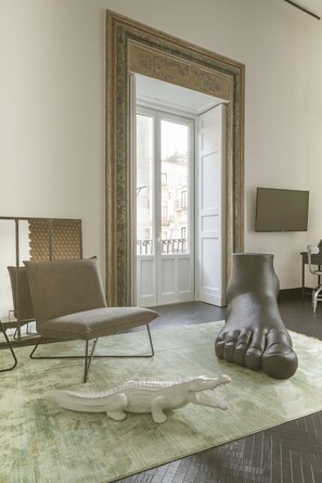 Suite – junior, balkong, byutsikt | Sengetøy av topp kvalitet, minibar, safe på rommet og lydisolert