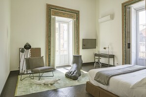 Suite Junior, balkon, pemandangan kota | Seprai premium, minibar, brankas, dan kedap suara