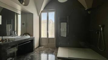 Panorama suite | Badkamer | Een douche, een regendouche, designer toiletartikelen, een haardroger