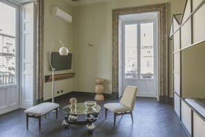 Luksussuite, 1 kingsize-seng, terrasse, byutsikt | Sengetøy av topp kvalitet, minibar, safe på rommet og lydisolert