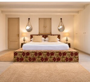 Deluxe kamer, bad, uitzicht op de stad | Badkamer | Een douche, een regendouche, designer toiletartikelen, een haardroger