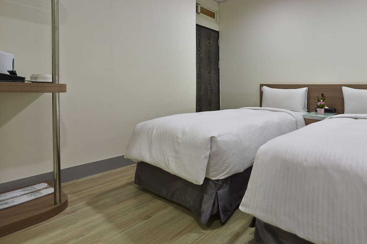 Chambre Standard avec lits jumeaux | Bureau, rideaux d’obscurcissement, accès au Wi-Fi (inclus)