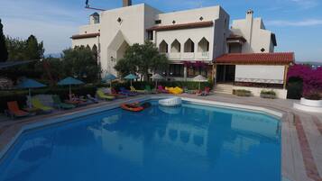Outdoor pool, pool umbrellas, sun loungers