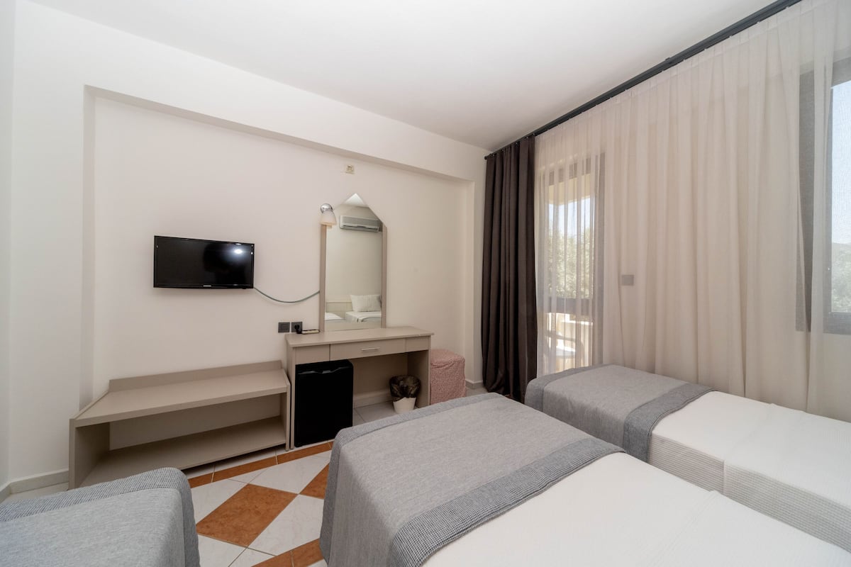 Economy Triple Room, Balcony