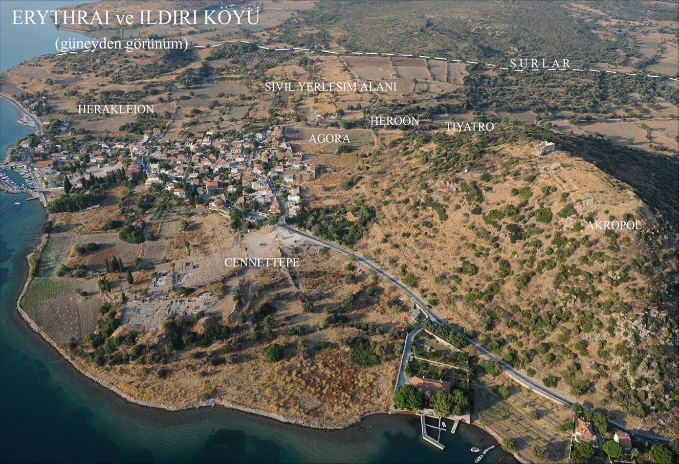 Vue aérienne d’une ville côtière, avec des zones identifiées par des légendes, notamment Héraklion, l’Agora et Cennettepe.