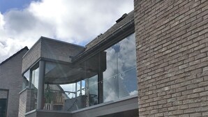 Un edificio moderno con fachada de vidrio y exterior de ladrillo.
