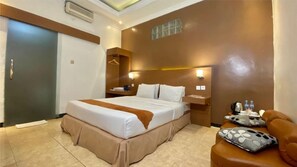 Super Deluxe | Premium bedding, desk, soundproofing, free WiFi - Hotel Pondok Asri (Boyolali)