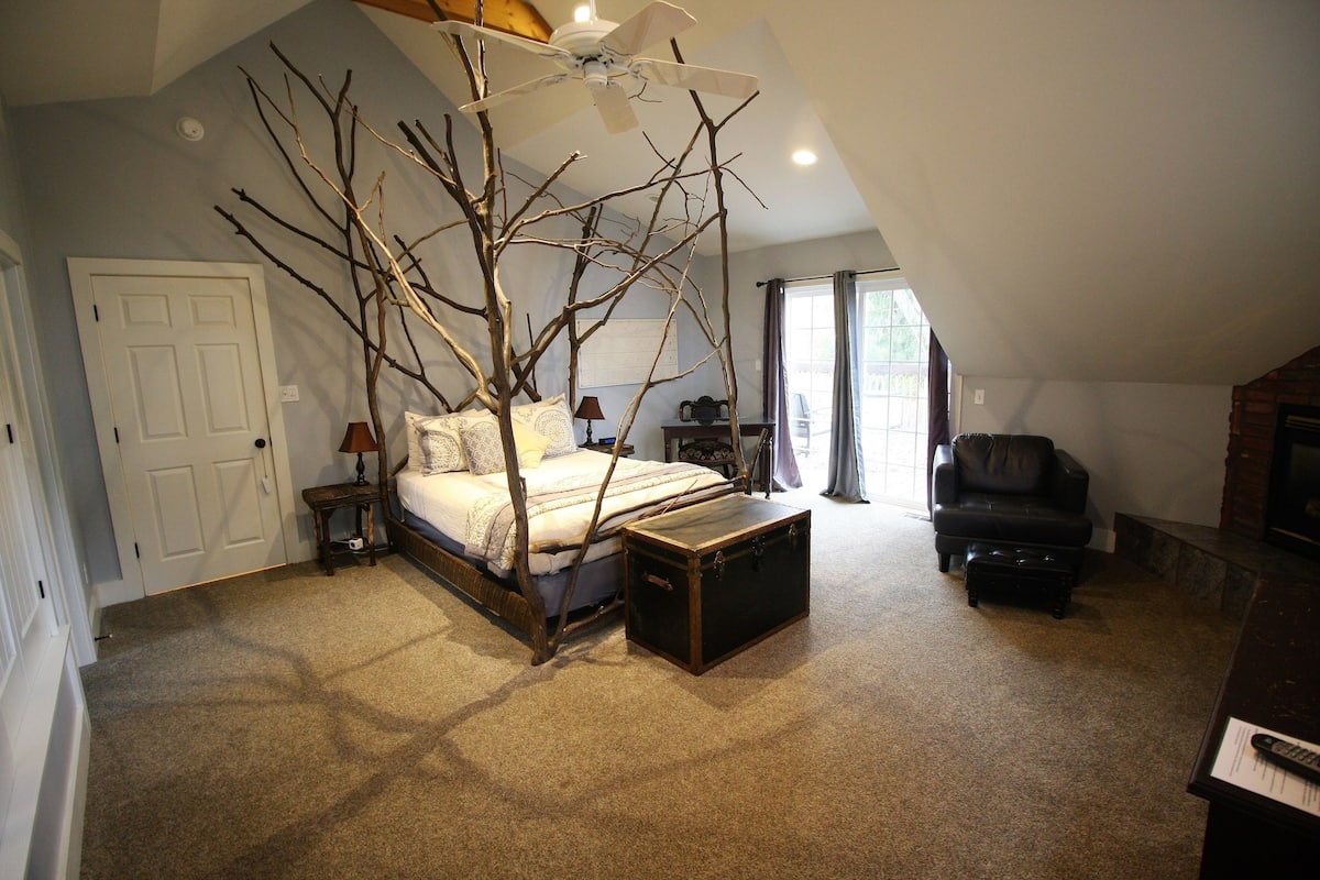 Deluxe Room, 1 King Bed, Jetted Tub (American Hornbeam) - No Pets Allowed | 1 bedroom, premium bedding, pillowtop beds, individually decorated