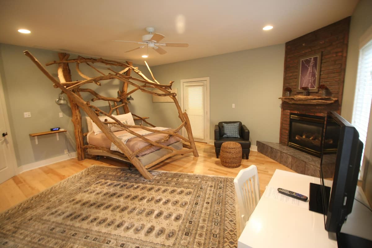 Deluxe Room, 1 Queen Bed, Accessible, Jetted Tub (Driftwood) - No Pets Allowed | 1 bedroom, premium bedding, pillowtop beds, individually decorated