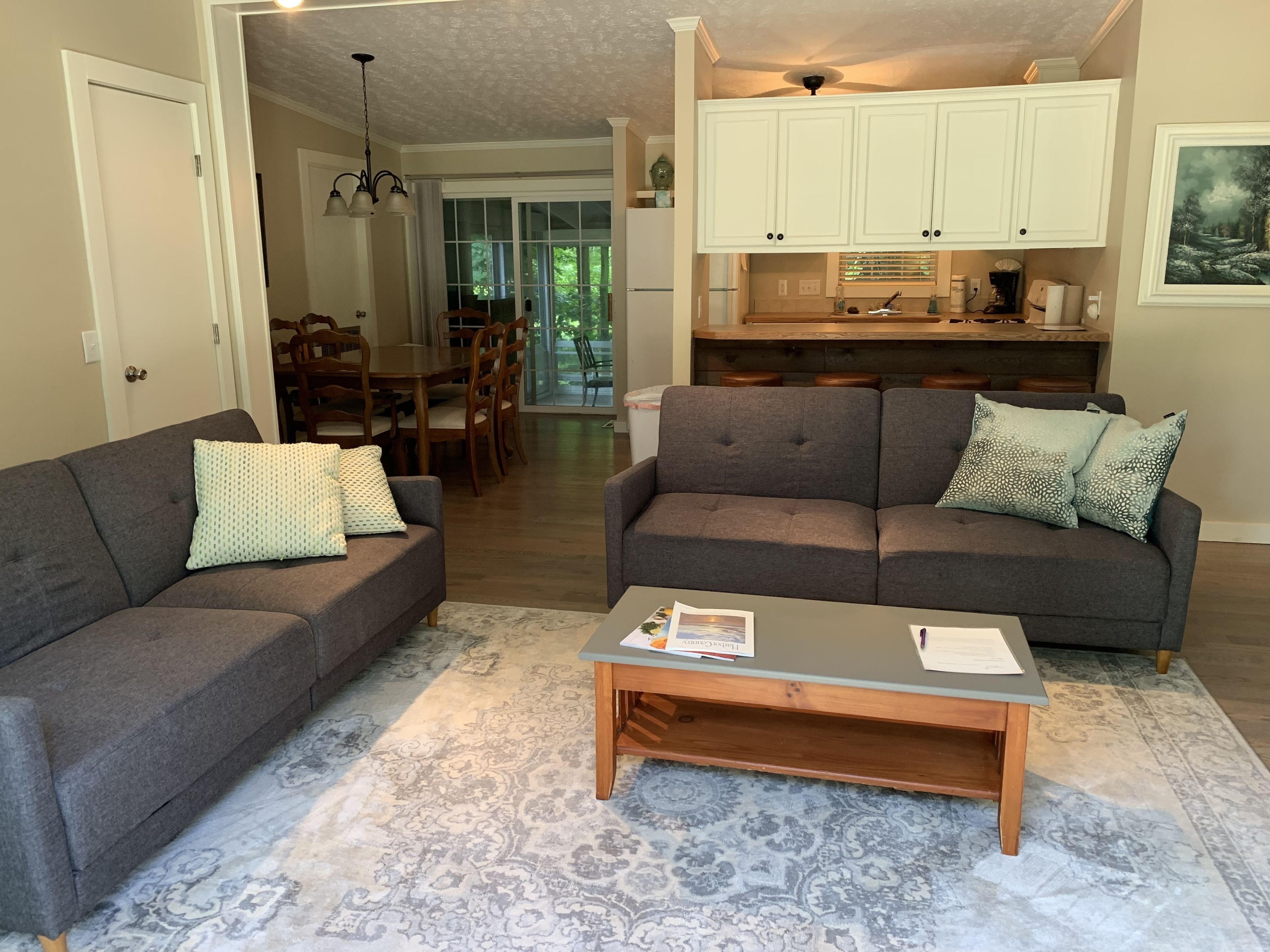 Deluxe Cottage, 3 Bedrooms, Jetted Tub (Creekside) - Pets Allowed | 起居区